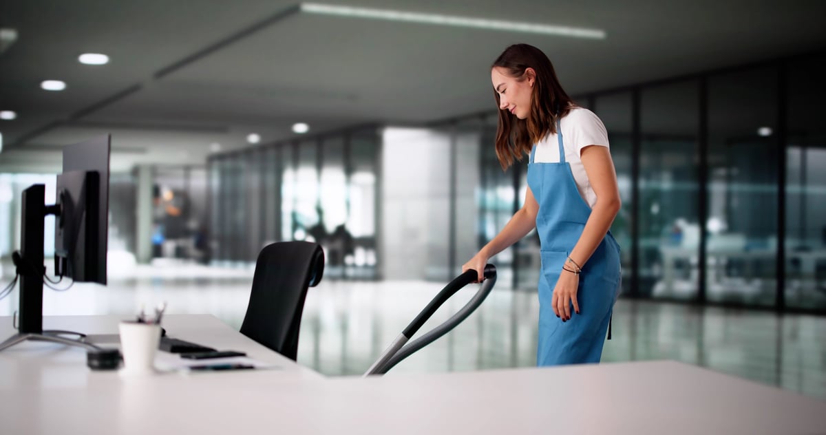 Profesional de limpieza manteniendo un espacio de trabajo impecable